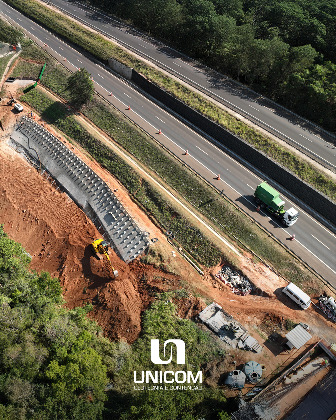 Talude rodoviário em recuperação em Piratiniga/SP. Solo grampeado.